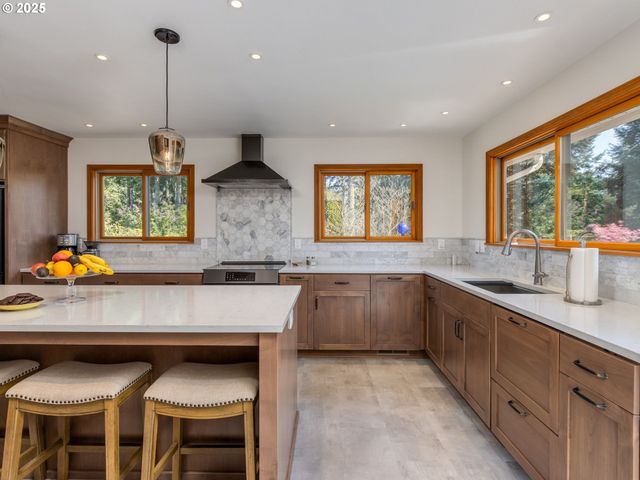 12720 S CARUS Rd, Oregon City, OR 97045