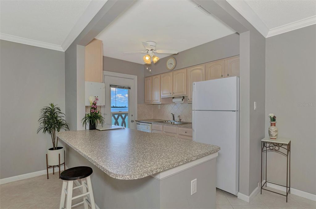 Image 20 of property listing at 763 JOHN RINGLING BOULEVARD 34, Sarasota, FL 34236