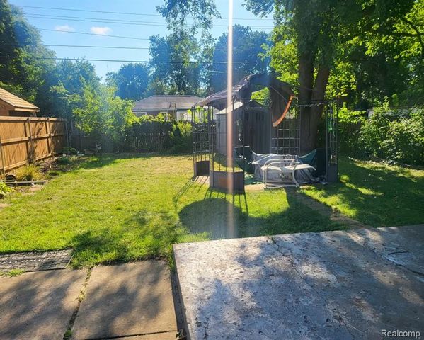 21350 Kipling Street, Oak Park, MI 48237