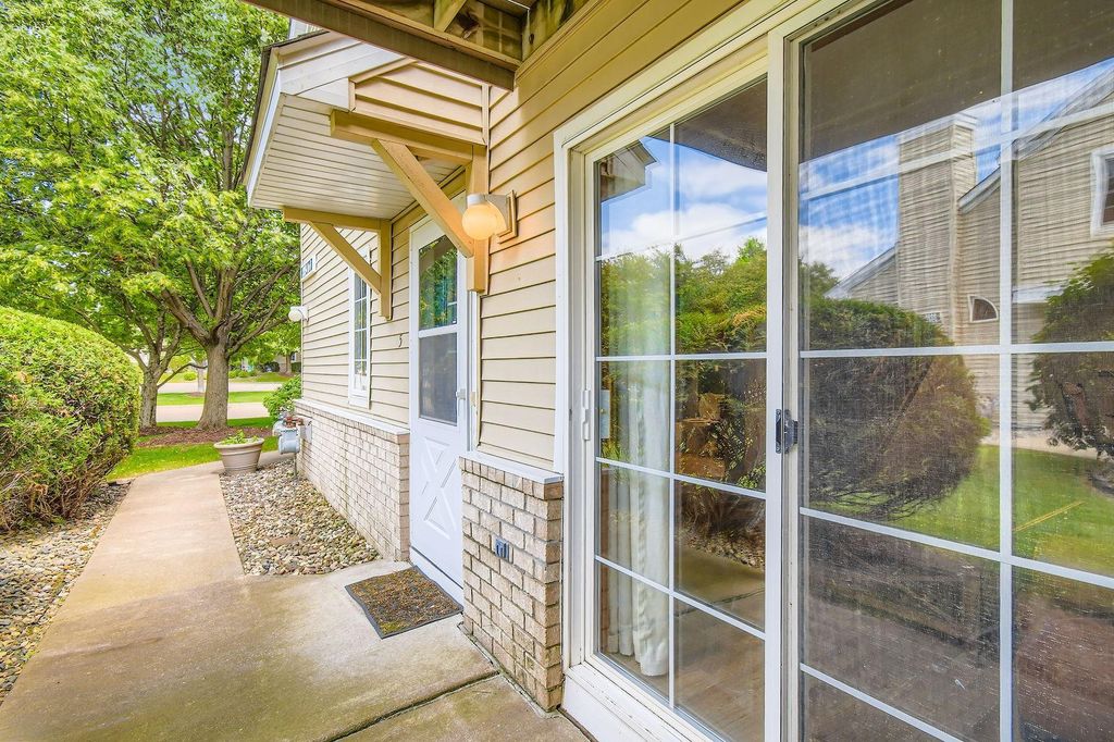 2225 Ranchview Lane N 5, Plymouth, MN 55447