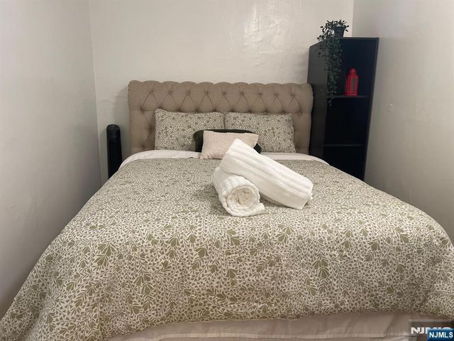 88 Fournier Crescent, Elmwood Park, NJ 07407