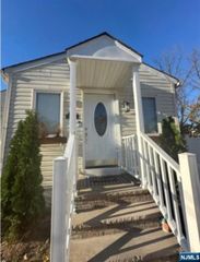 88 Fournier Crescent, Elmwood Park, NJ 07407