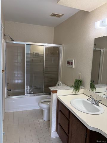 38763 Windmill Pointe N, Clinton Charter Township, MI 48038