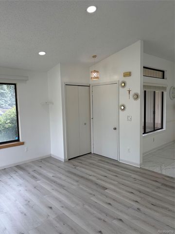 38763 Windmill Pointe N, Clinton Charter Township, MI 48038