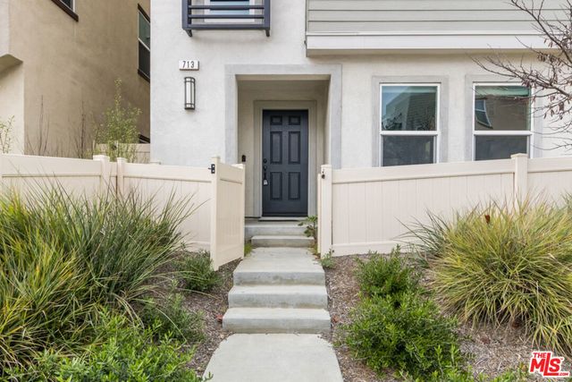 713 Daniel Freeman Circle, Inglewood, CA 90301