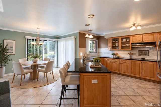 5460 Walnut Knoll Court, West Bloomfield, MI 48323