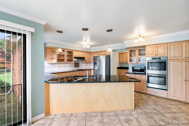 5460 Walnut Knoll Court, West Bloomfield, MI 48323