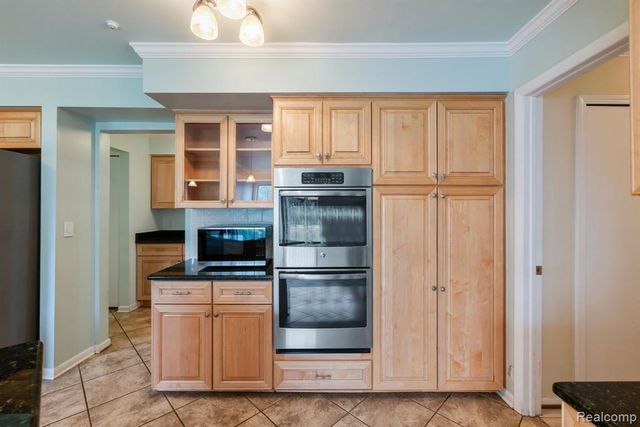 5460 Walnut Knoll Court, West Bloomfield, MI 48323