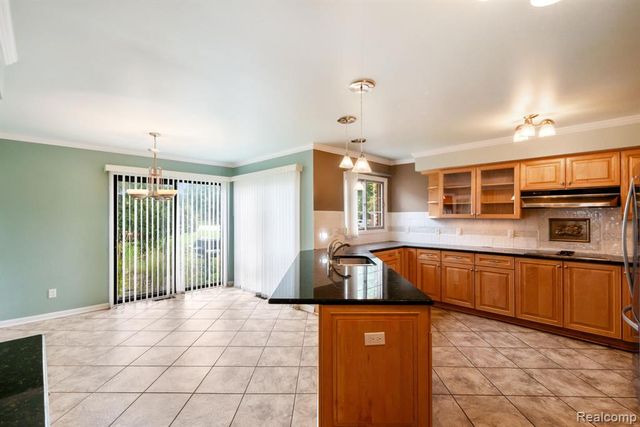5460 Walnut Knoll Court, West Bloomfield, MI 48323