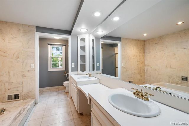 5460 Walnut Knoll Court, West Bloomfield, MI 48323