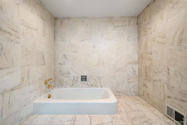5460 Walnut Knoll Court, West Bloomfield, MI 48323
