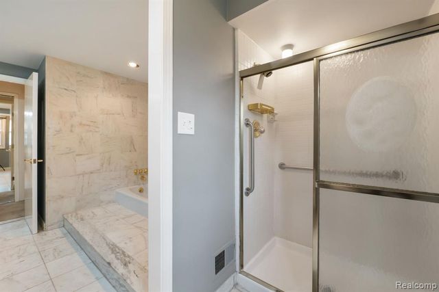 5460 Walnut Knoll Court, West Bloomfield, MI 48323