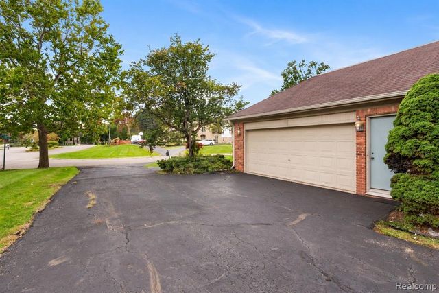 5460 Walnut Knoll Court, West Bloomfield, MI 48323