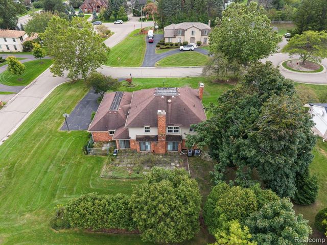 5460 Walnut Knoll Court, West Bloomfield, MI 48323