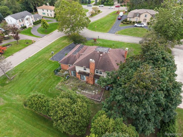 5460 Walnut Knoll Court, West Bloomfield, MI 48323
