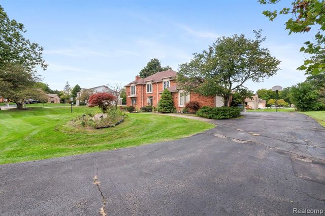5460 Walnut Knoll Court, West Bloomfield, MI 48323