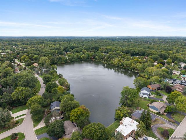 5460 Walnut Knoll Court, West Bloomfield, MI 48323