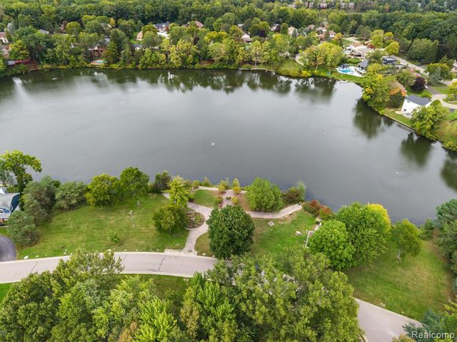 5460 Walnut Knoll Court, West Bloomfield, MI 48323