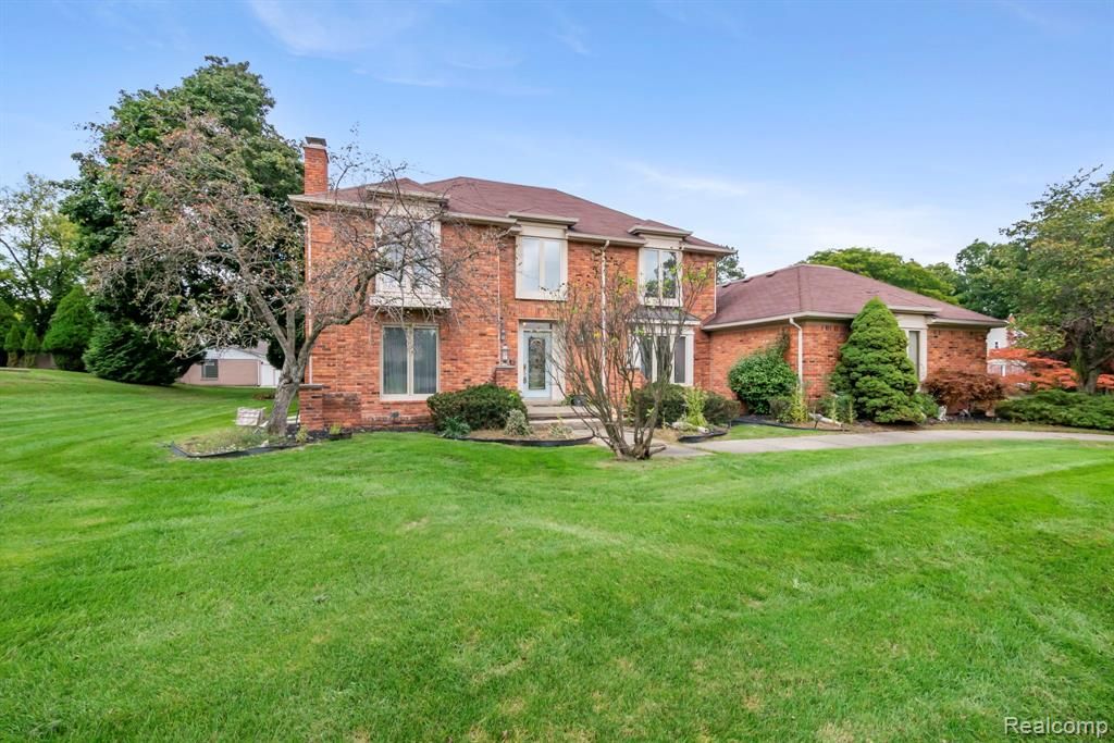 5460 Walnut Knoll Court, West Bloomfield, MI 48323