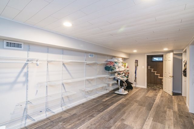 21 Gates Ave, East Longmeadow, MA 01028