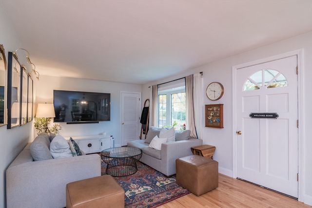21 Gates Ave, East Longmeadow, MA 01028