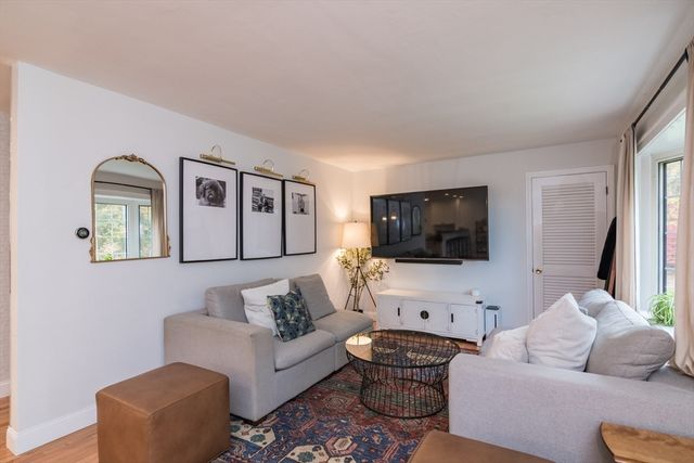 21 Gates Ave, East Longmeadow, MA 01028