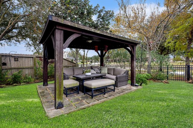 2121 Quiet Falls Lane, League City, TX 77573