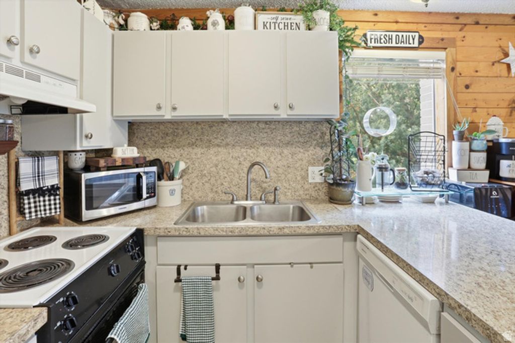 Image 13 of property listing at 1332 MILLCREEK DR #1, Ogden, UT 84404