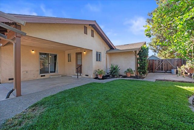 2137 Candlewood Pl, Riverbank, CA 95367
