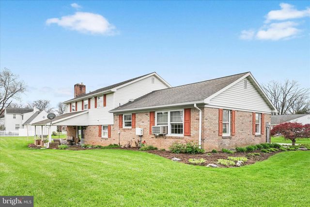 29 MAYFIELD DR, Leola, PA 17540