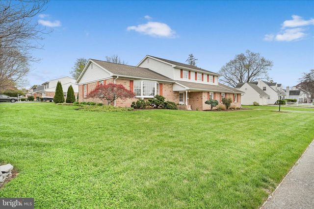 29 MAYFIELD DR, Leola, PA 17540
