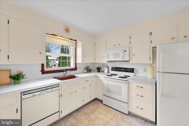 29 MAYFIELD DR, Leola, PA 17540
