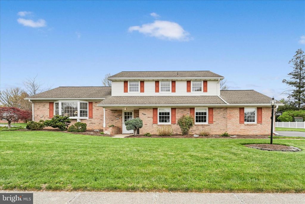 29 MAYFIELD DR, Leola, PA 17540