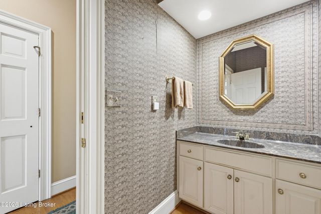 25 Poplar Hill Rd, Louisville, KY 40207
