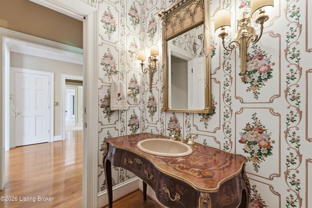 25 Poplar Hill Rd, Louisville, KY 40207