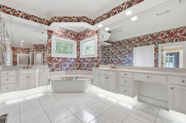 25 Poplar Hill Rd, Louisville, KY 40207