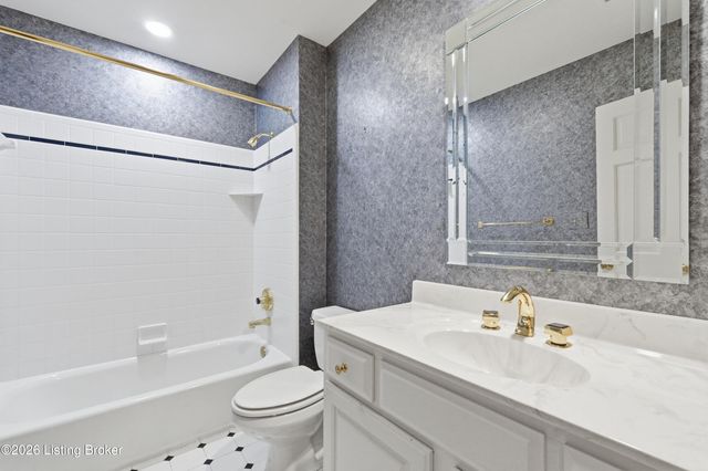 25 Poplar Hill Rd, Louisville, KY 40207