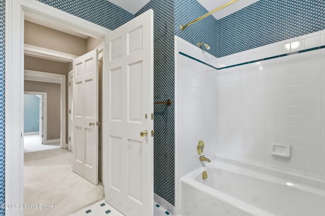 25 Poplar Hill Rd, Louisville, KY 40207
