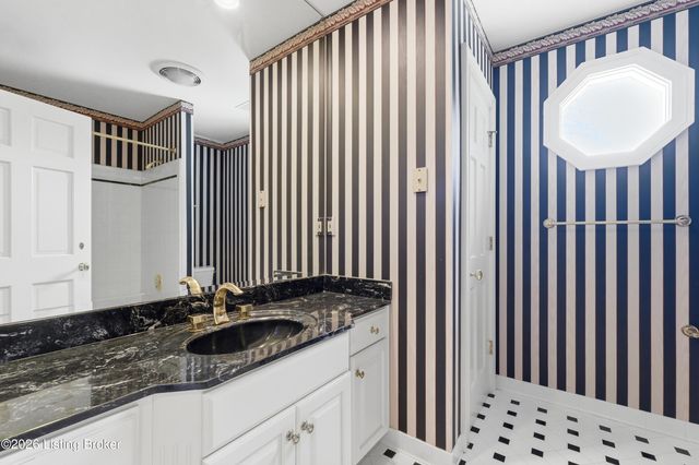 25 Poplar Hill Rd, Louisville, KY 40207