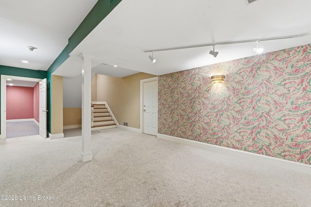 25 Poplar Hill Rd, Louisville, KY 40207