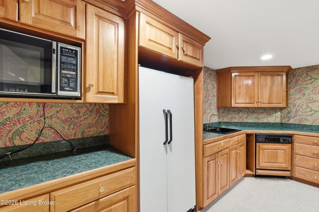 25 Poplar Hill Rd, Louisville, KY 40207