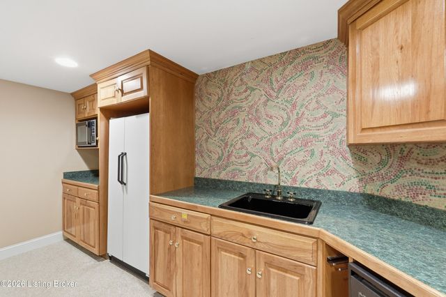 25 Poplar Hill Rd, Louisville, KY 40207