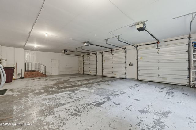 25 Poplar Hill Rd, Louisville, KY 40207