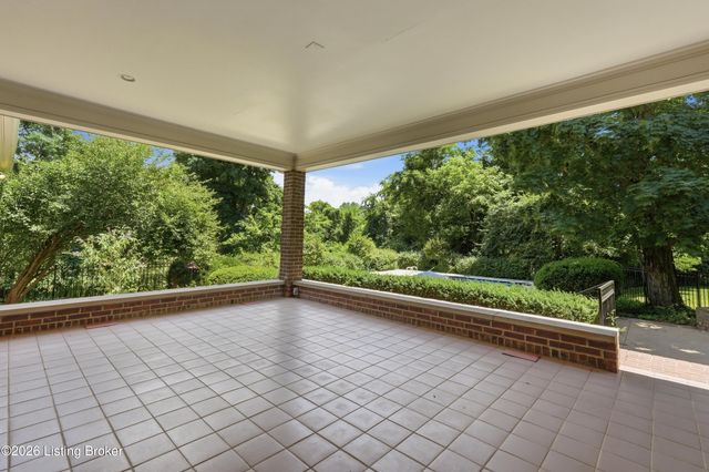 25 Poplar Hill Rd, Louisville, KY 40207