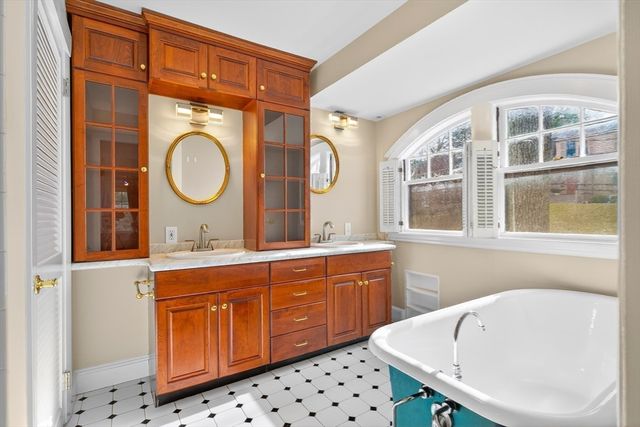 575 Chestnut St, Newton, MA 02468