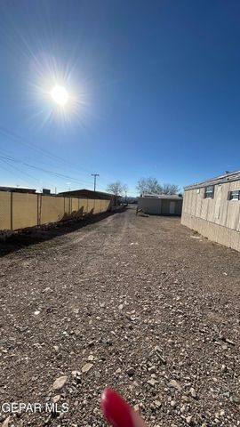 8068 N DESERT Boulevard, Canutillo, TX 79835