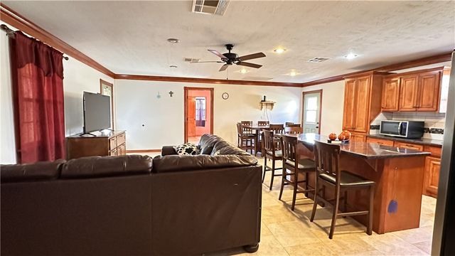 404 Wilson Street N, Madisonville, TX 77864