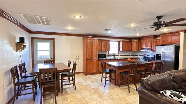 404 Wilson Street N, Madisonville, TX 77864