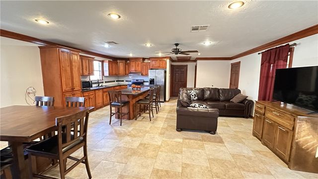 404 Wilson Street N, Madisonville, TX 77864