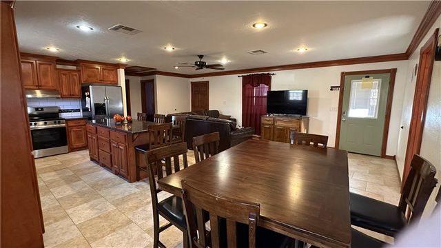 404 Wilson Street N, Madisonville, TX 77864